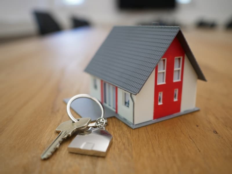 House keys and calculator representing home loan EMI comparison